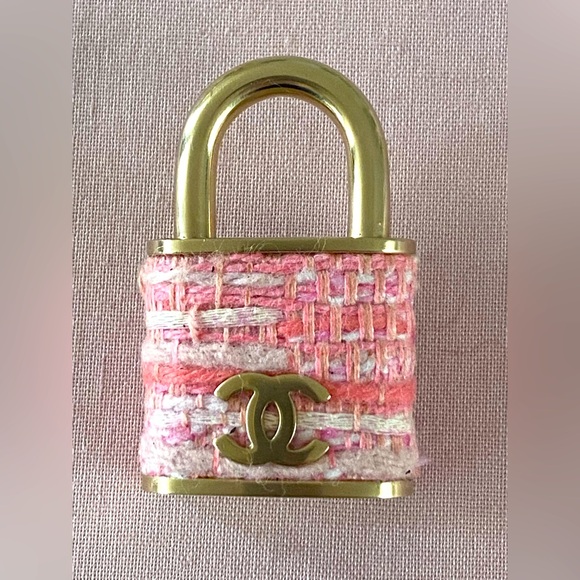 Chanel Pink / Gold Tweed  Brooch. Gold hardware. - Picture 1 of 13